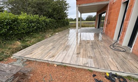 Créez une Terrasse Élégante à Prix Abordable avec le Carrelage 2cm Effet Bois 30x120 pose sur plots de Sols en Stock à Roanne 42 Loire