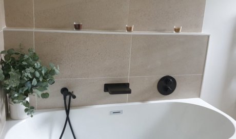 Salle de bain avec carrelage bois et pierre à Balbigny Sols en Stock