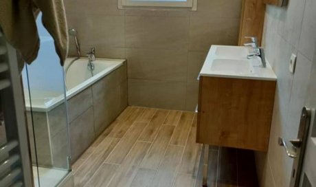 Salle de bain carrelage bois et pierre à Roanne Sols en Stock