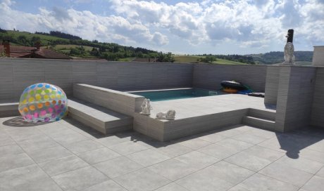 Piscine en dalle sur plot et carrelage mural à Balbigny