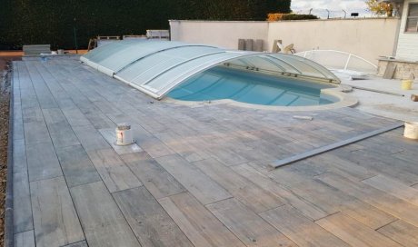 Terrasse et Piscine en carrelage type dalles sur plots 30x120 imitation bois à Roanne 42 Loire