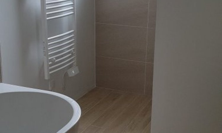 Salle de bain avec carrelage bois et pierre à Balbigny Sols en Stock