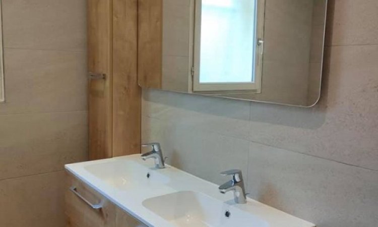 Salle de bain carrelage bois et pierre à Roanne Sols en Stock