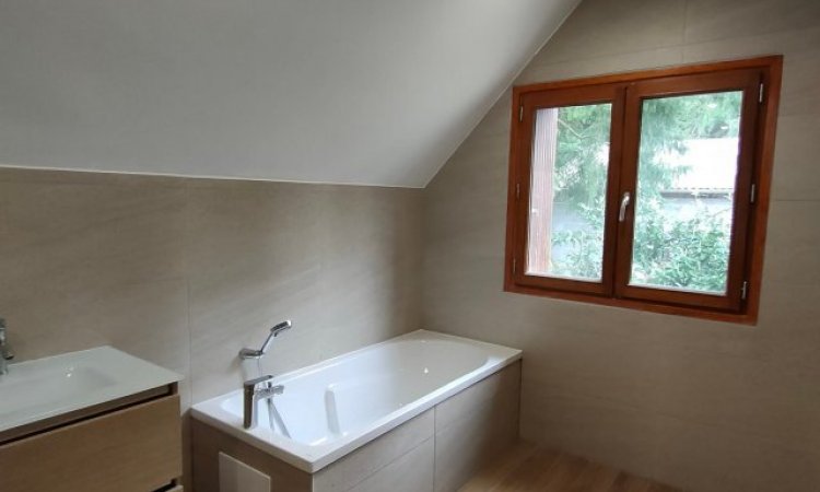 Salle de Bain carrelage bois et pierre à Renaison Sols en Stock