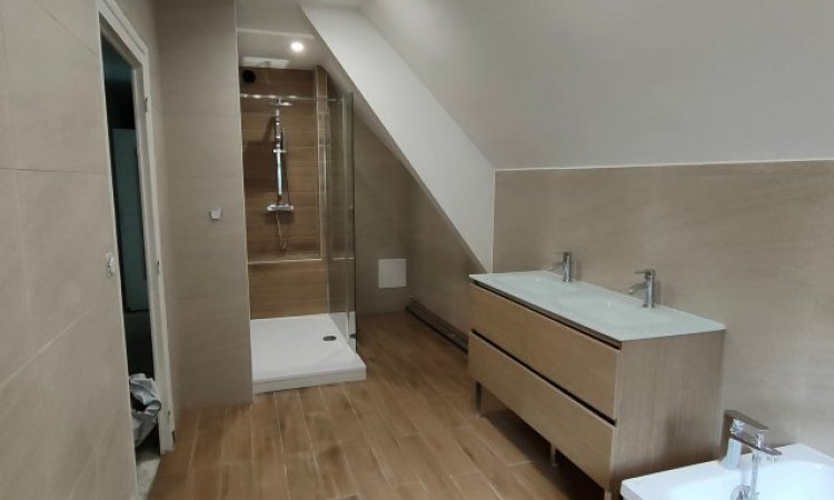 Salle de Bain carrelage bois et pierre à Renaison Sols en Stock