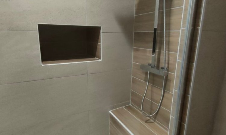 Salle de Bain carrelage bois et pierre à Renaison Sols en Stock