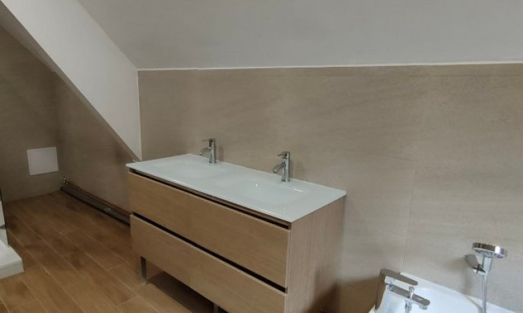 Salle de Bain carrelage bois et pierre à Renaison Sols en Stock