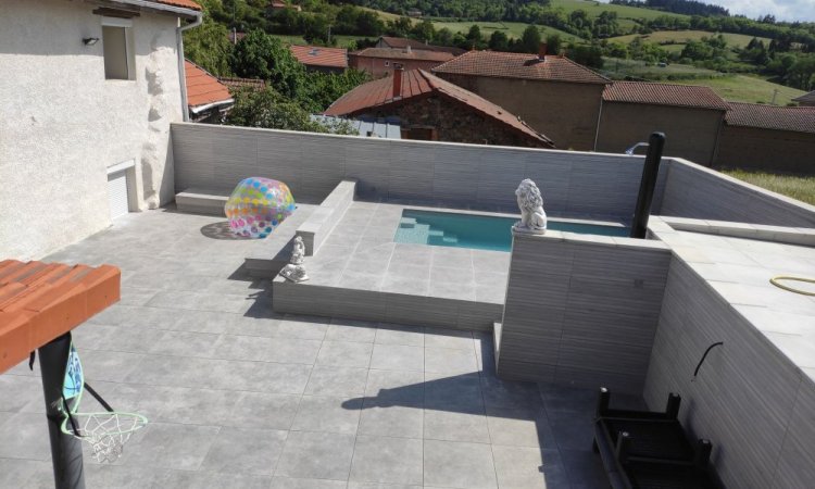 Piscine en dalle sur plot et carrelage mural à Balbigny