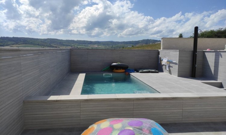 Piscine en dalle sur plot et carrelage mural à Balbigny