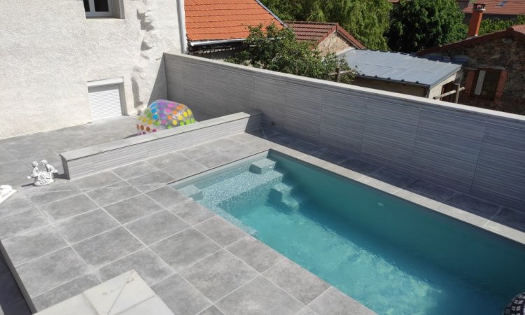 Piscine en dalle sur plot et carrelage mural à Balbigny