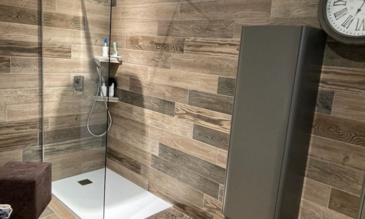 Salle de bain avec carrelage imitation bois à Charlieu Sols en Stock