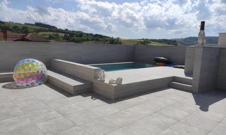 Piscine en dalle sur plot et carrelage mural à Balbigny