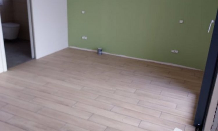 Carrelage imitation parquet dans des chambres à Balbigny Sols en stock