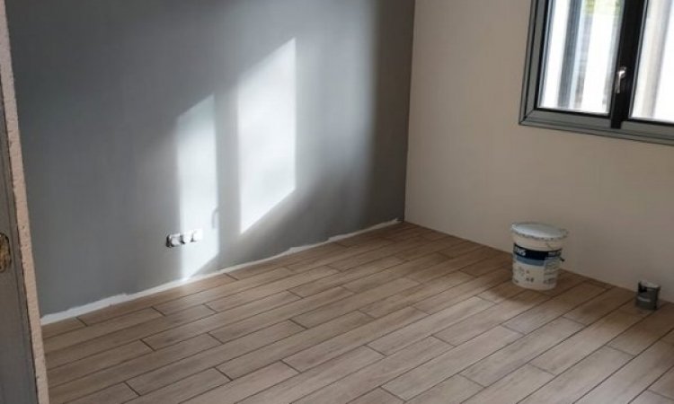 Carrelage imitation parquet dans des chambres à Balbigny Sols en stock