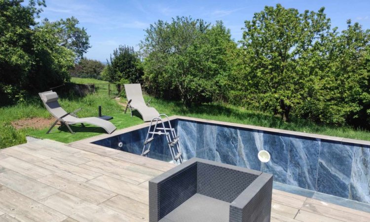 Terrasse dalle sur plot effet bois / Plage de piscine en gazon synthétique / Piscine carrelée en 60x120 poli brillant onyx bleu à Roanne