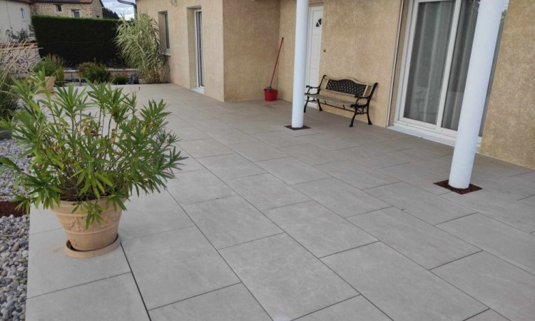 REALISATION Terrasse avec carrelage 20mm sur plot 60x90 imitation travertin à Balbigny 42 Loire