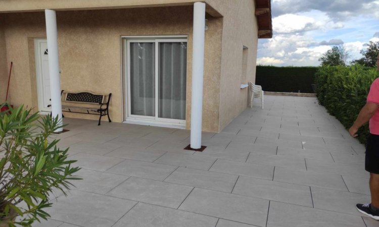 REALISATION Terrasse avec carrelage 20mm sur plot 60x90 imitation travertin à Balbigny 42 Loire