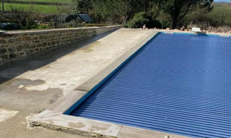 TERRASSE et PISCINE en carrelage sur plot effet bois et pierre à Chauffailles