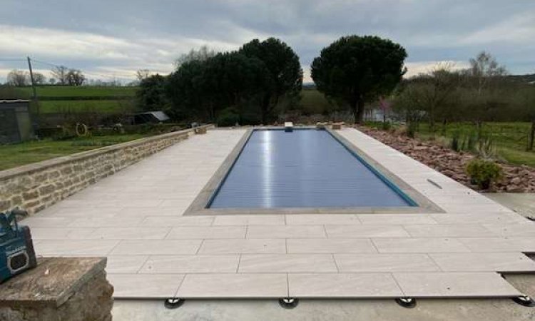 TERRASSE et PISCINE en carrelage sur plot effet bois et pierre à Chauffailles