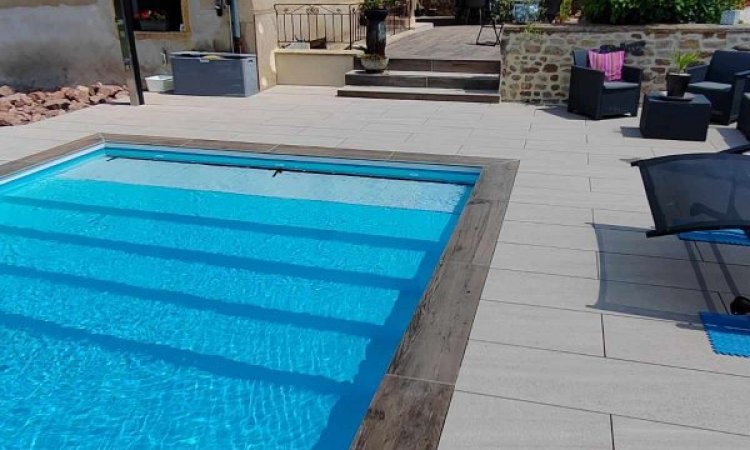 Terrasse en dalles sur plots effet bois 30x120 et carrelage effet pierre 40x120 ainsi que margelles de piscine à Chauffailles