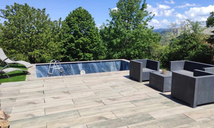 Terrasse dalle sur plot effet bois / Plage de piscine en gazon synthétique / Piscine carrelée en 60x120 poli brillant onyx bleu à Roanne