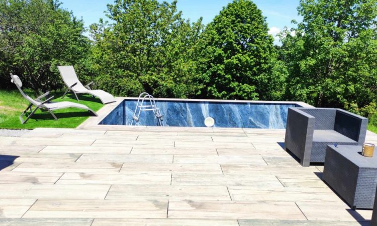 Terrasse dalle sur plot effet bois / Plage de piscine en gazon synthétique / Piscine carrelée en 60x120 poli brillant onyx bleu à Roanne