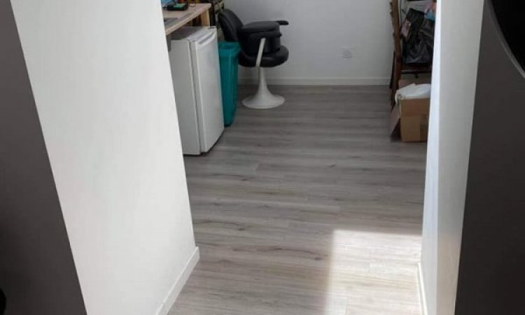 Salon de coiffure avec les sols PVC Gerflor à Cours-la-Ville Sols en Stock