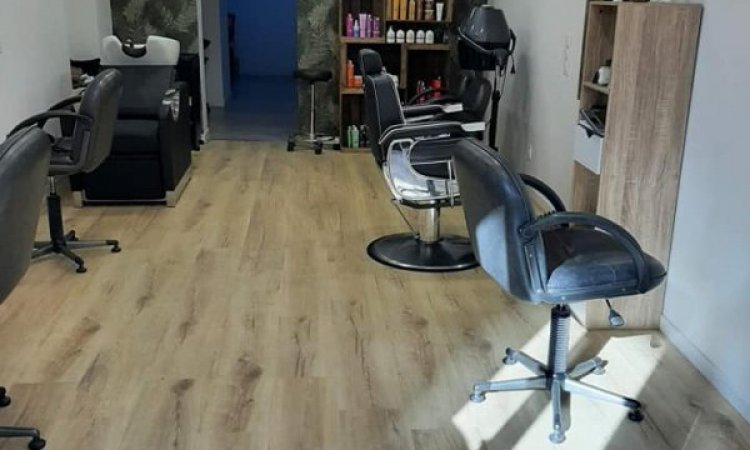 Salon de coiffure avec les sols PVC Gerflor à Cours-la-Ville Sols en Stock